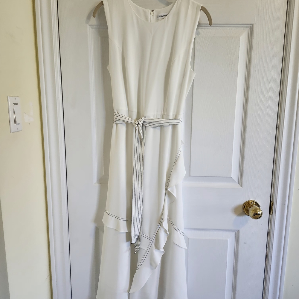 Elegant White Sleeveless Dress